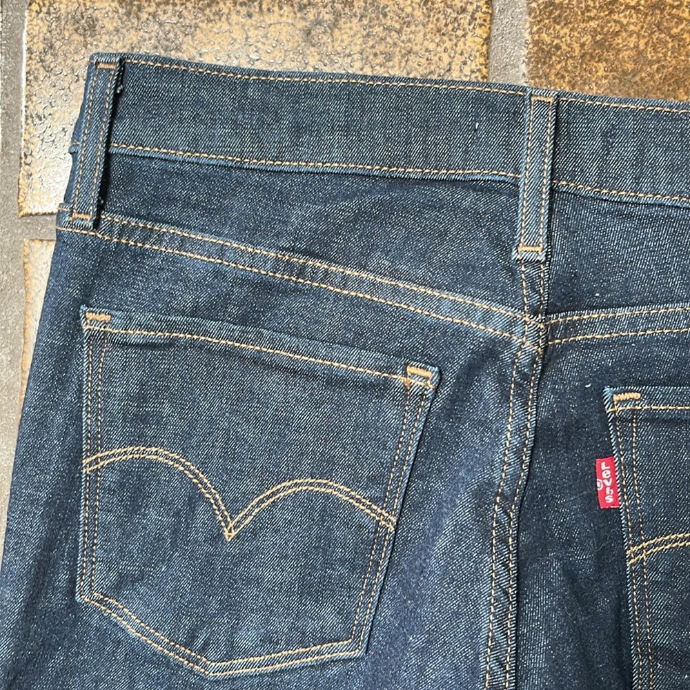 Levi’s Mid-Rise 312 Shaping Slim Leg Jean - Picture 9 of 15